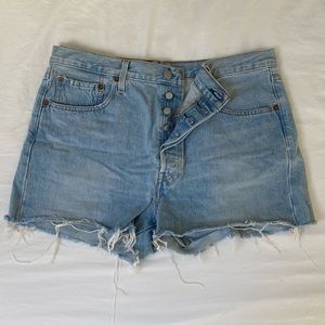 LEVI’s raw hem High Waisted Jean short w 4 buttons